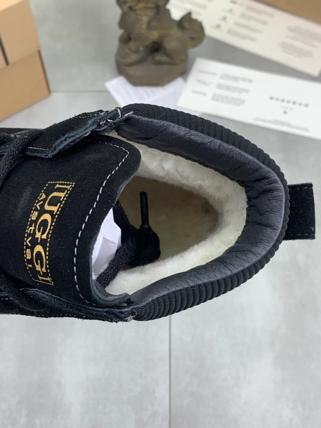 Men's men's shoes 💰P620 New arrival 🆕🆕🆕 IUGGI men's British retro Martin boots Winter new men's outdoor hiking boots First layer of cowhide on the outside and wool on the inside Comfortable and warm sole Rubber outsole Non-slip and firm Trendy and fashionable Casual and versatile Size: 39-44 Three colors A6869
